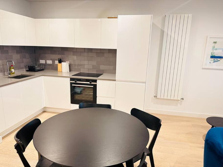 Lejlighed Spacious Modern 1 Bed Apartment.