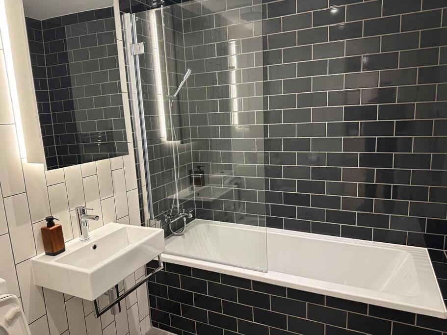 Lejlighed Spacious Modern 1 Bed Apartment. *