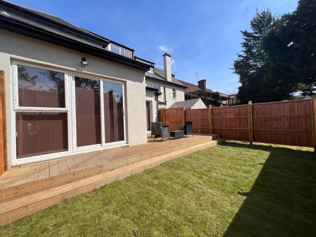 Star Finchley Road 3-bed Escape With Garden London