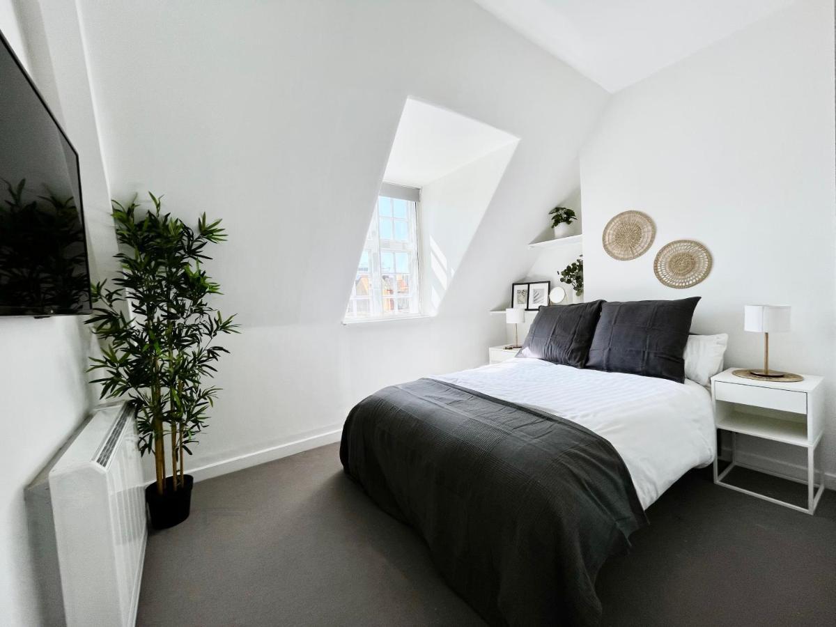 New Oxford Circus 2 Bedr, 3 Beds Location