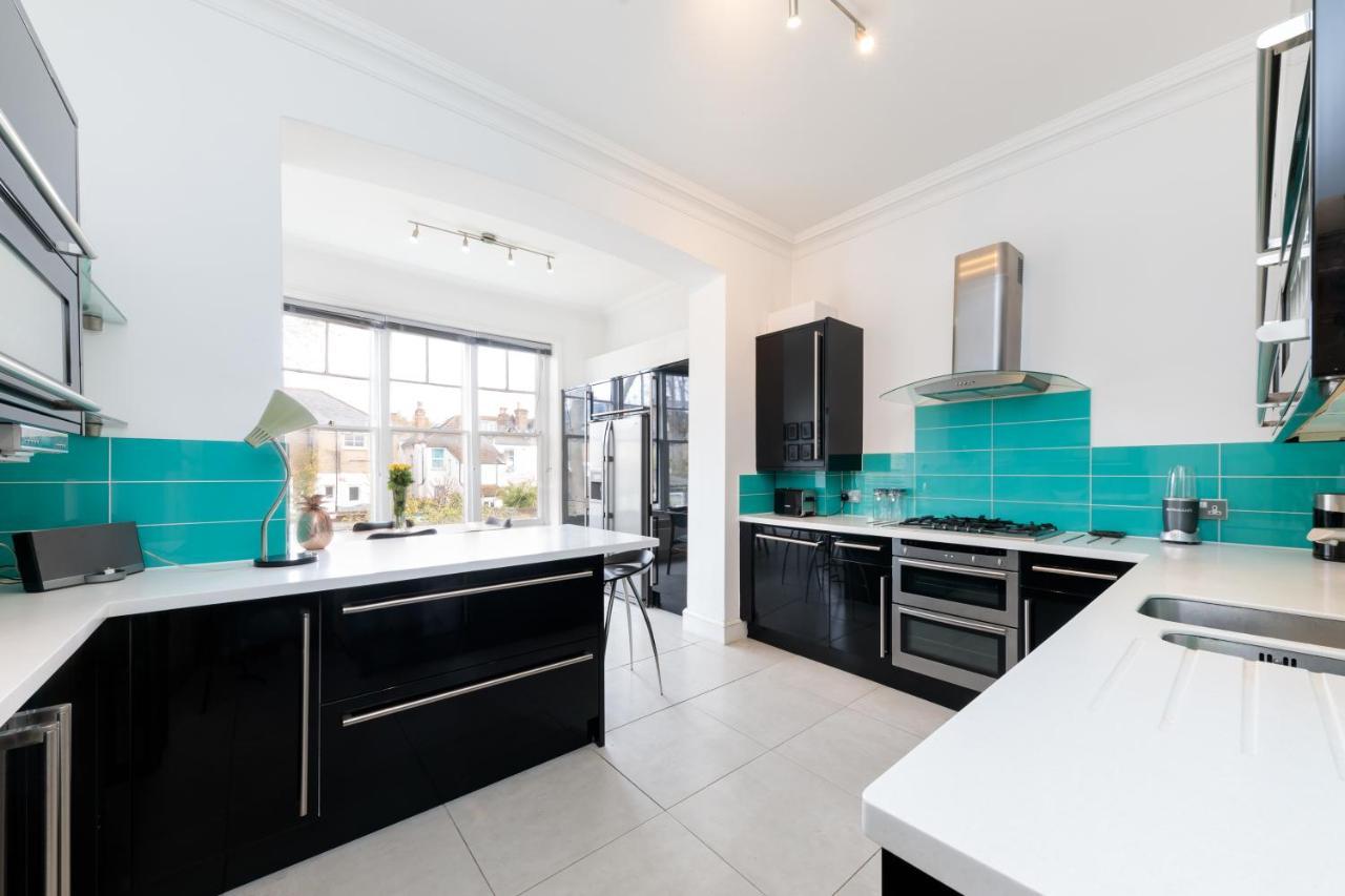 Bright & Spacious Two Double Bedroom Close To Station * London