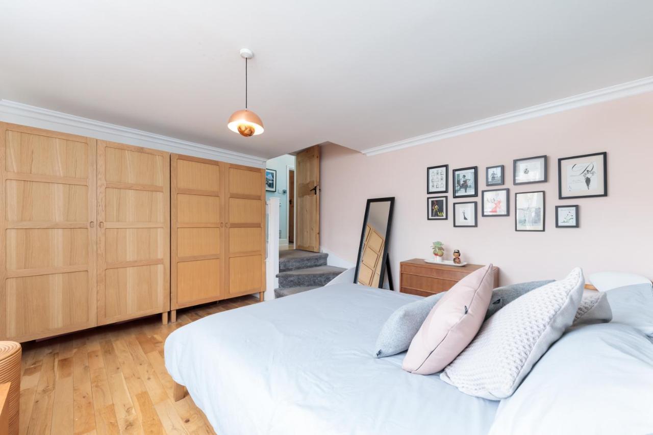 Bright & Spacious Two Double Bedroom Close To Station Apartment *