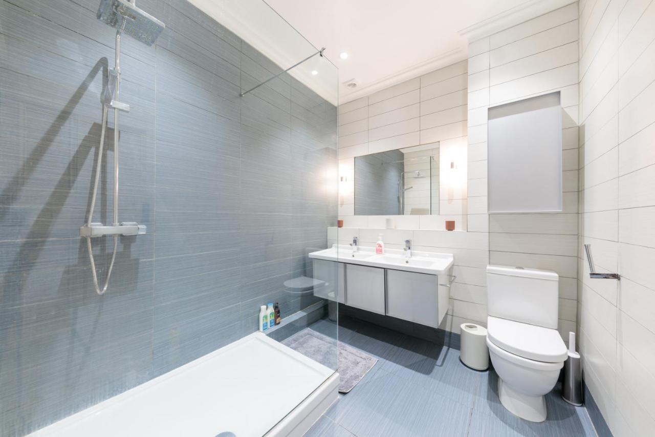 Bright & Spacious Two Double Bedroom Close To Station Apartment *