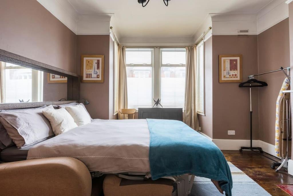 Modern Private * London