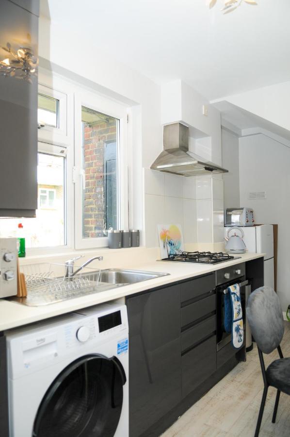 Greater London, 1 Bed Flat, Parking, Nr Metro Stations, 15mins To * London