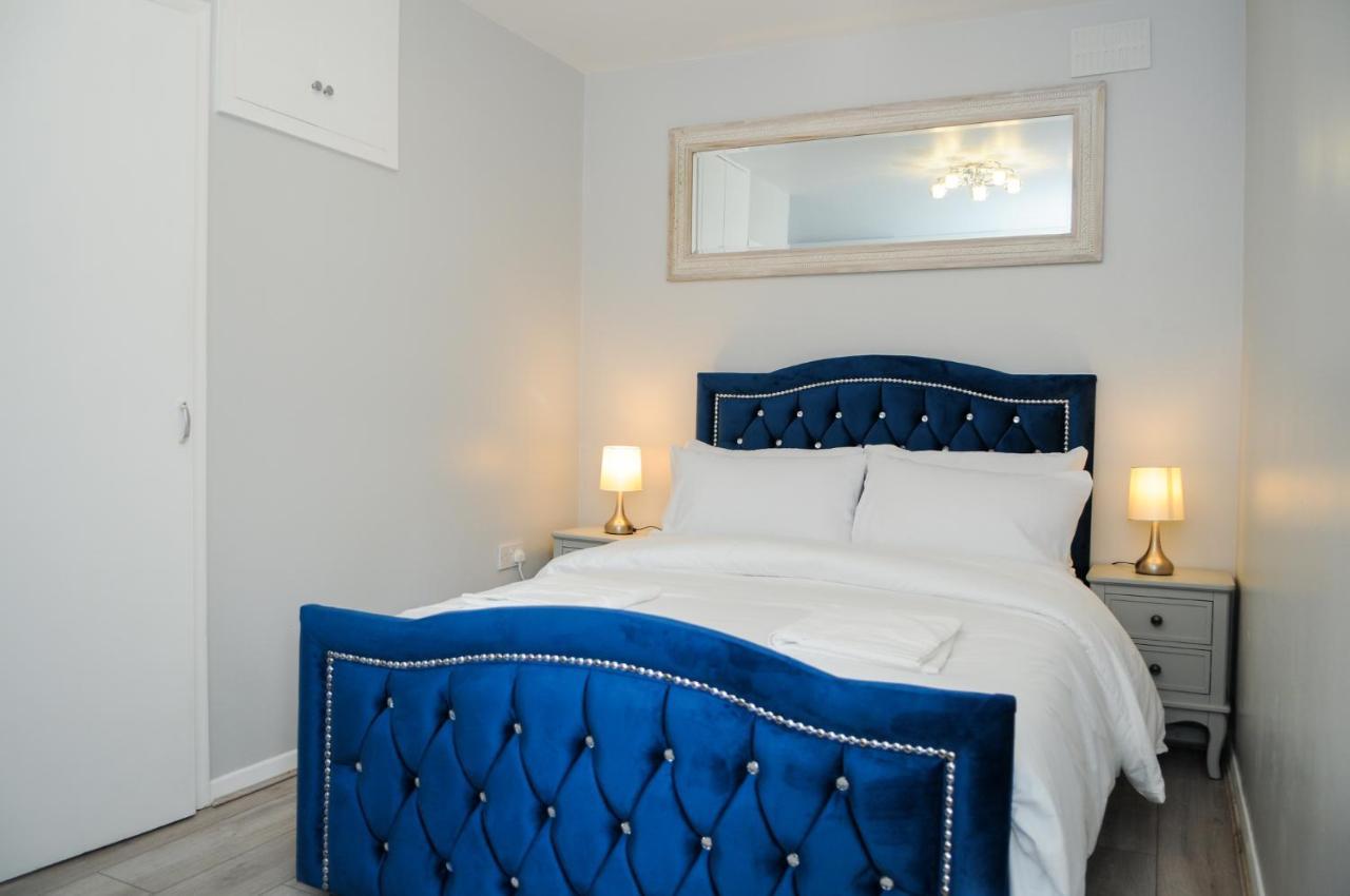 Greater London, 1 Bed Flat, Parking, Nr Metro Stations, 15mins To London