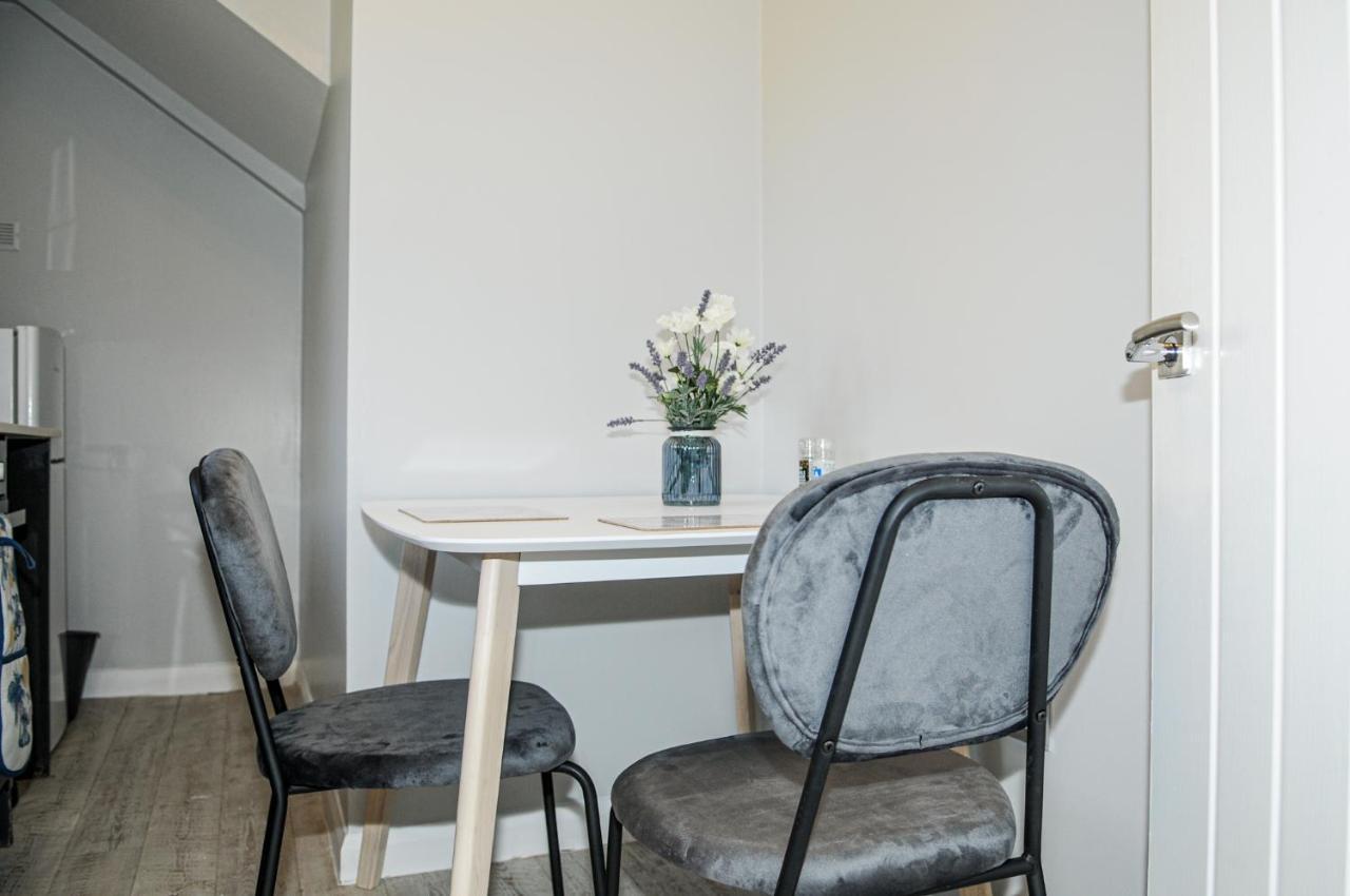 Apartment Greater London, 1 Bed Flat, Parking, Nr Metro Stations, 15mins To London