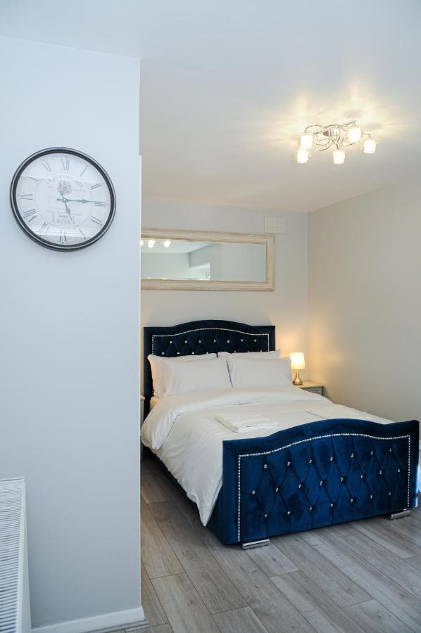 Greater London, 1 Bed Flat, Parking, Nr Metro Stations, 15mins To * London