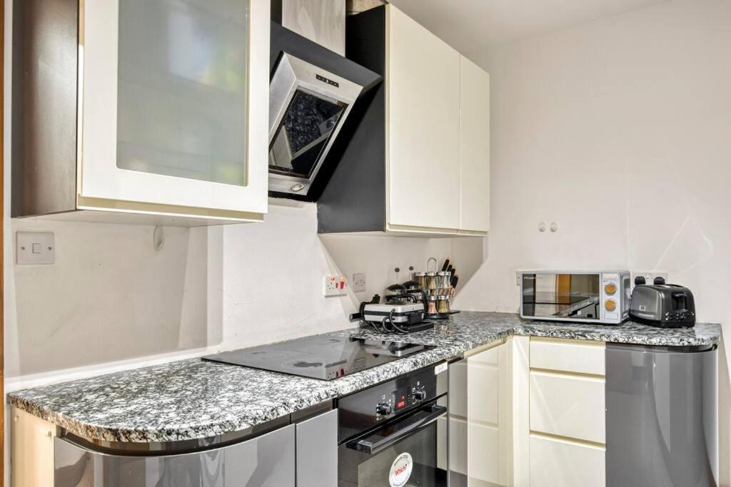 Lägenhet Spacious 3 Bed Apt- Earls Court *