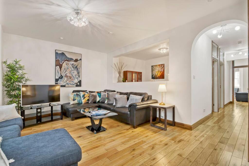 Spacious 3 Bed Apt- Earls Court Lägenhet *