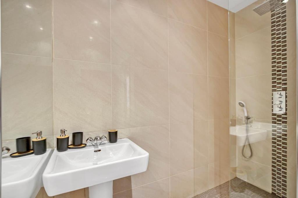Spacious 3 Bed Apt- Earls Court Lägenhet *