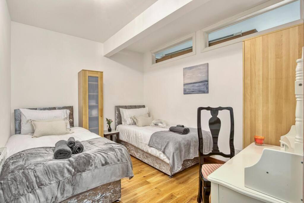 Spacious 3 Bed Apt- Earls Court Lägenhet London