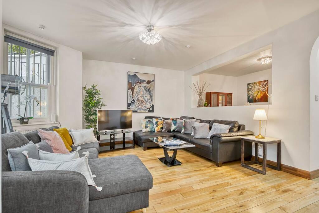 Spacious 3 Bed Apt- Earls Court Lägenhet *