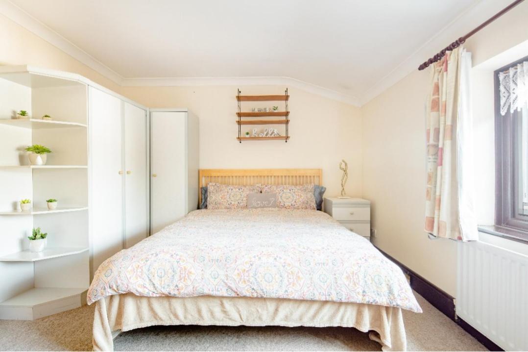 Spacious 2 Mins From Station * London