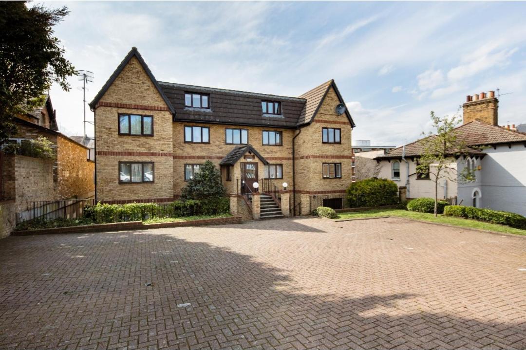 Spacious 2 Mins From Station Pensionat *