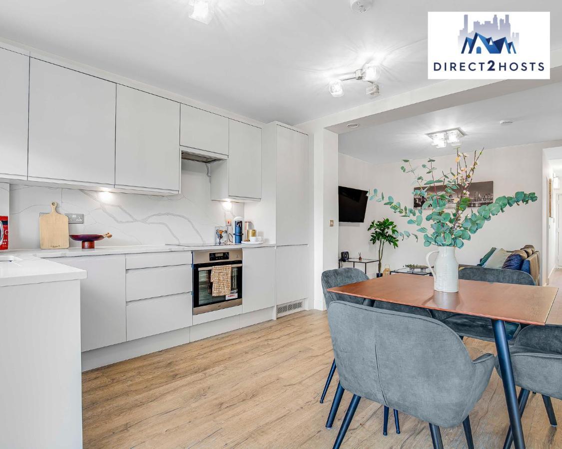 Stylish West Oasis: Two-bedroom With Workspace * London