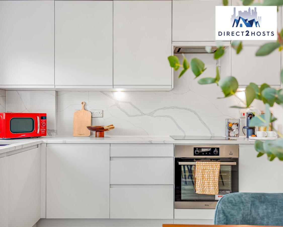 Stylish West Oasis: Two-bedroom With Workspace Apartment