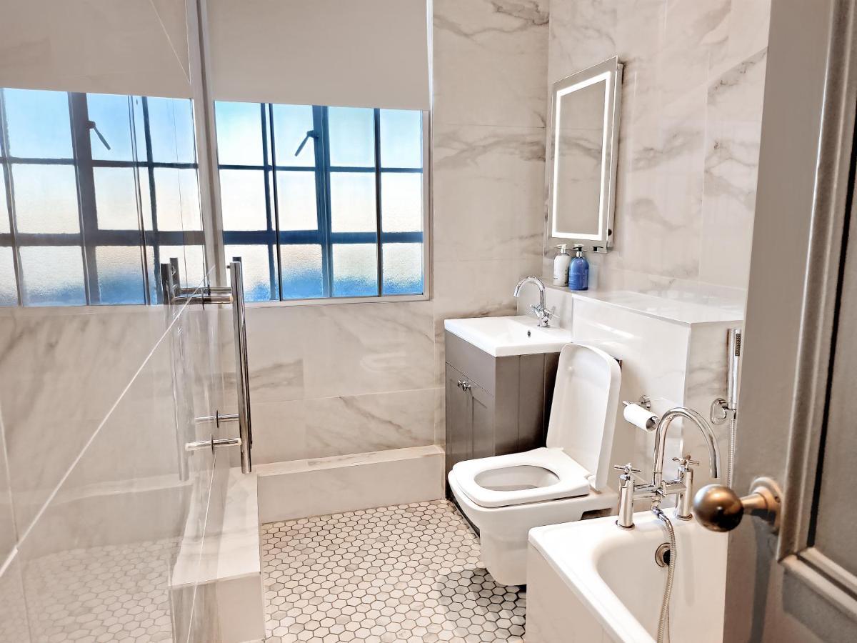 Chelsea Flat 10 Mins Harrods, Balcony, Gym, Air Conditioning London