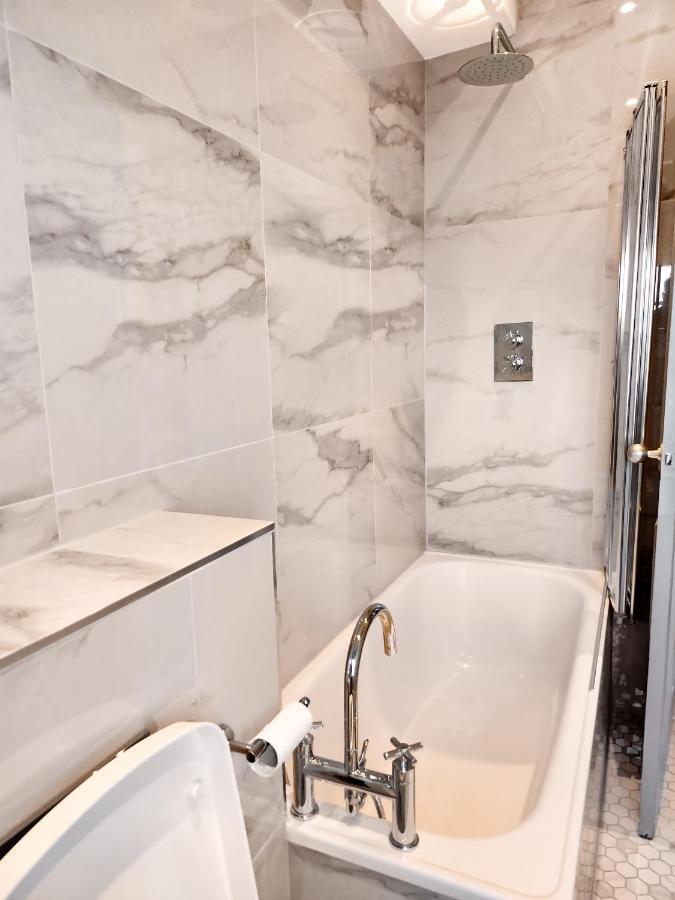 Chelsea Flat 10 Mins Harrods, Balcony, Gym, Air Conditioning Apartment