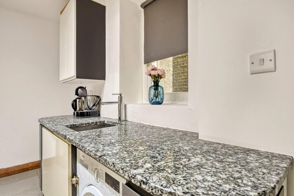 Spacious 3 Bed Apt- Earls Court Lägenhet