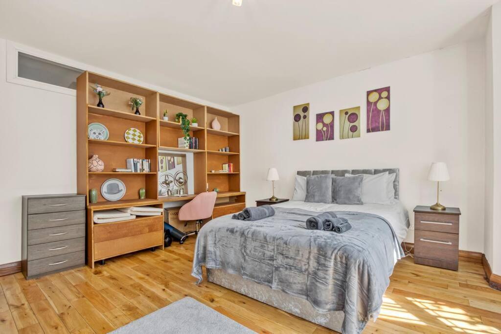 Spacious 3 Bed Apt- Earls Court Lägenhet