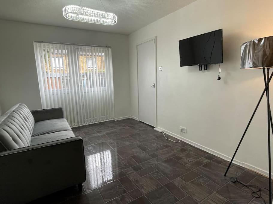 New! 4 Bedroom House With Garden And Lawn Ferienhaus