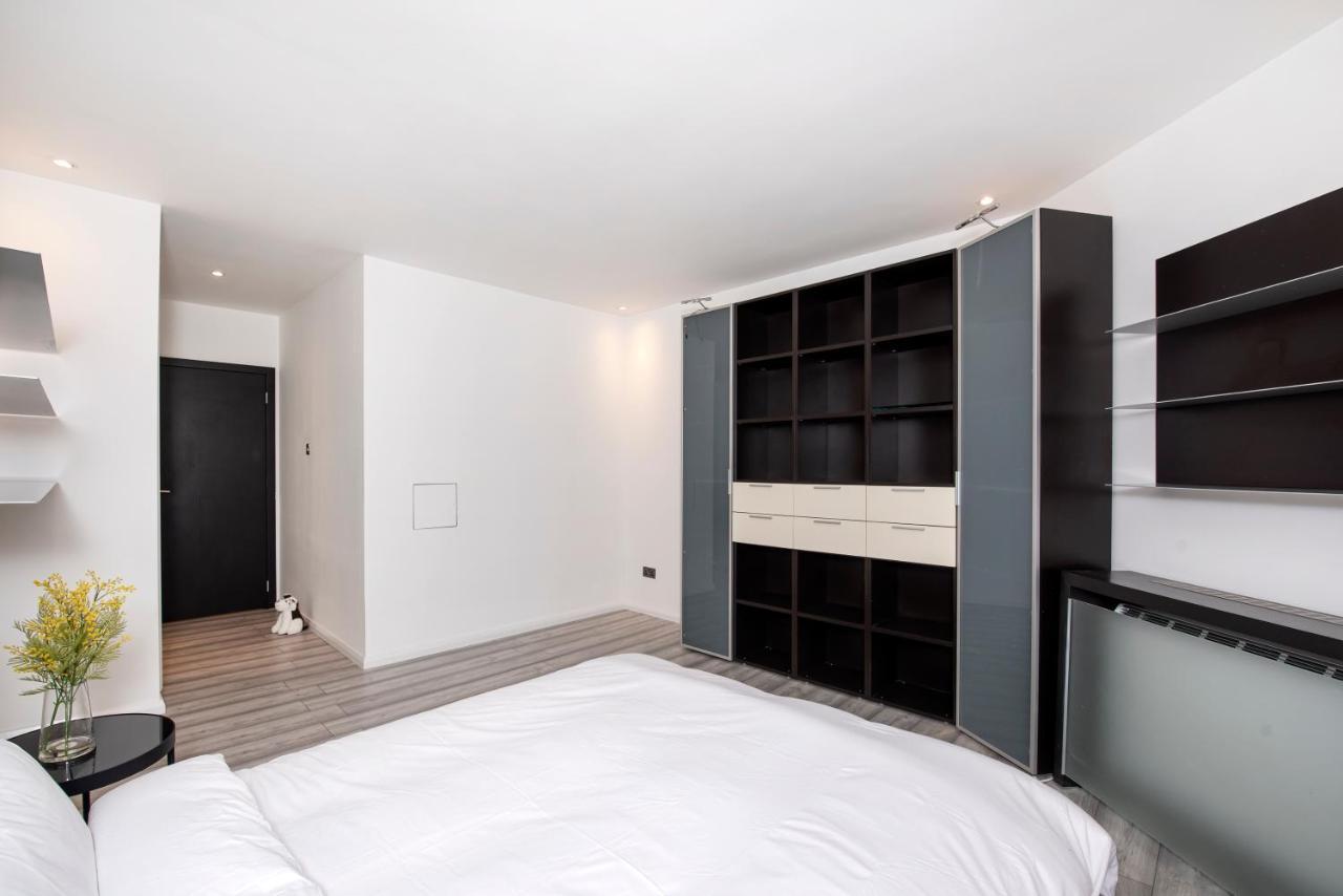 Large And 2 Bed Leilighet