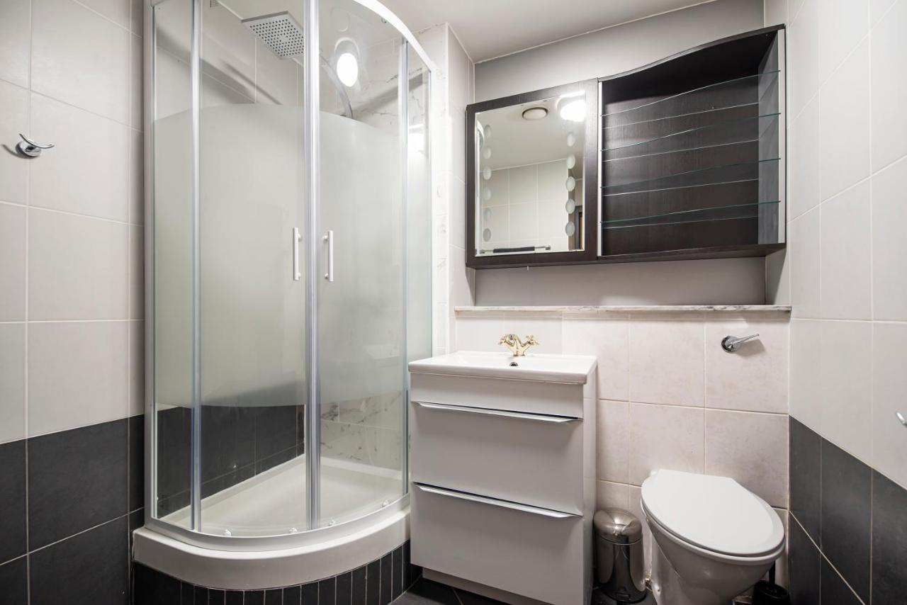 Large And 2 Bed Leilighet