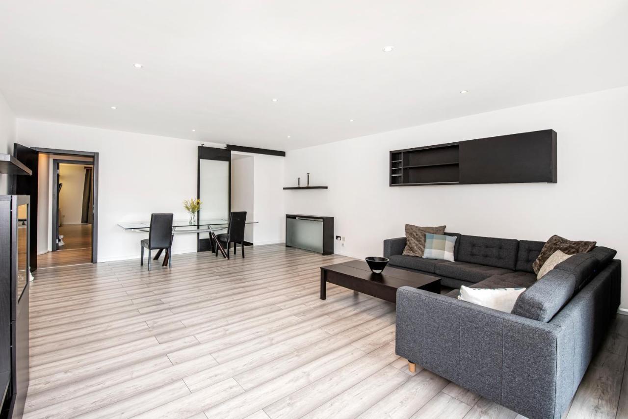Large And 2 Bed Leilighet