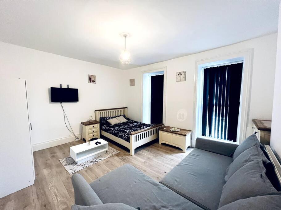Apartment One Bedroom Close To Hyde Park #01 *