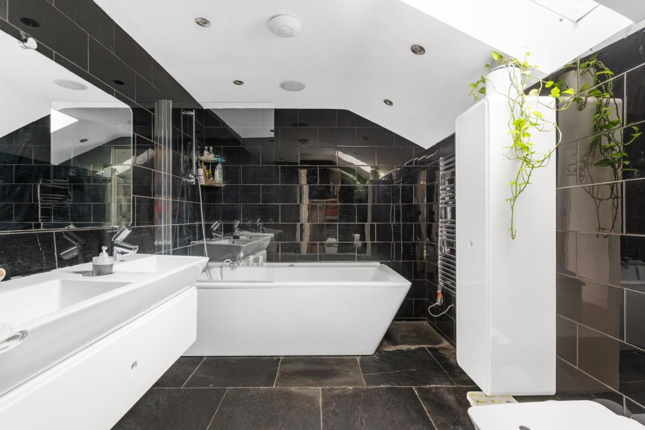 Studio For 3 With A Private Balcony In A Cubic House With Outside Pool Alloggio in famiglia Londra