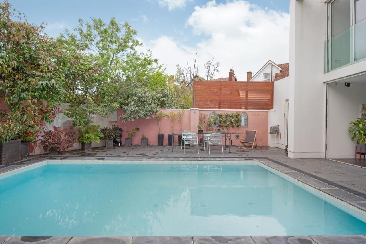 Studio For 3 With A Private Balcony In A Cubic House With Outside Pool Londra