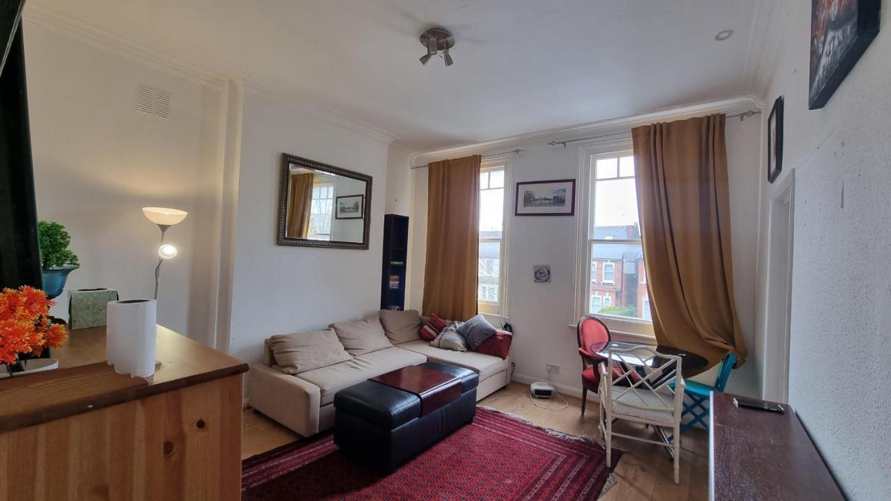 Bed & Breakfast Extra Large One Bedroom Flat With Parking Londra