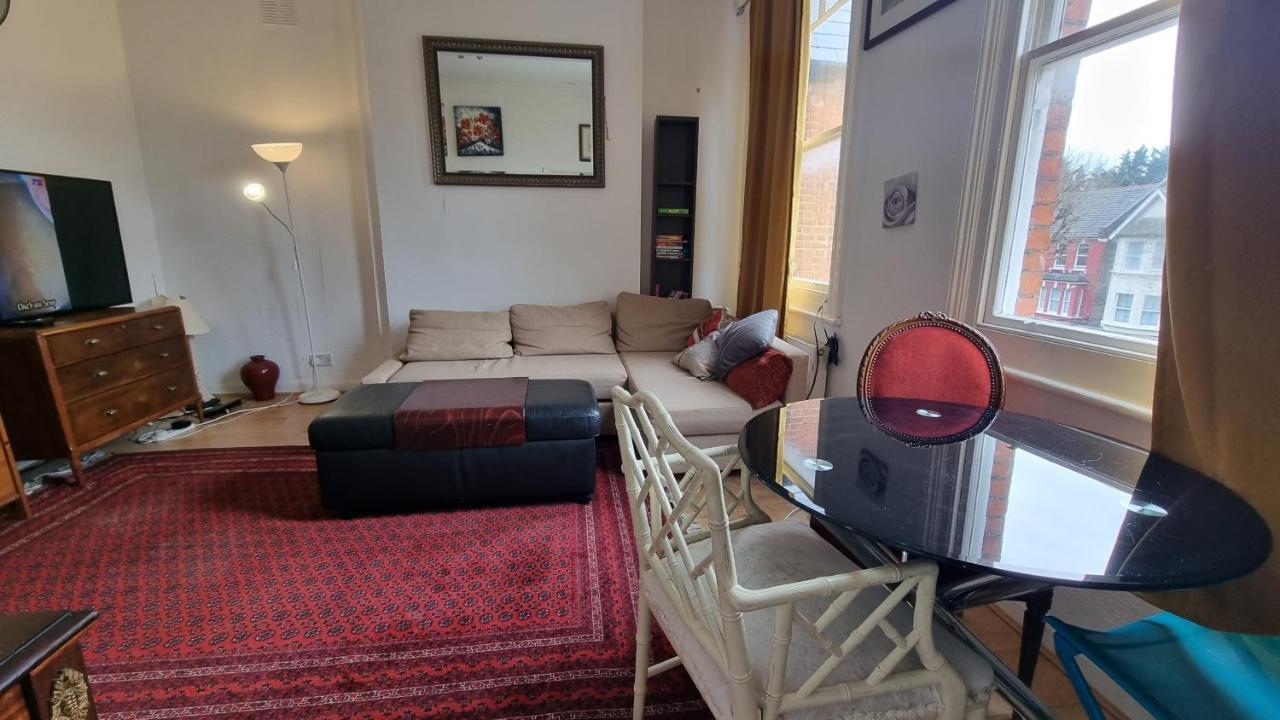 Extra Large One Bedroom Flat With Parking Londra