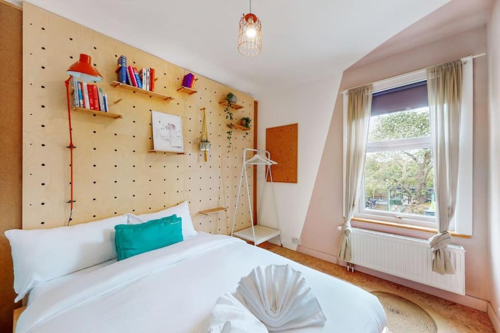 Enchanting 3 Bedroom House With Garden In Leyton Semesterbostad London