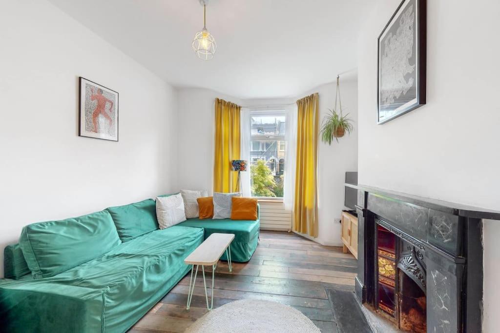 Semesterbostad Enchanting 3 Bedroom House With Garden In Leyton *