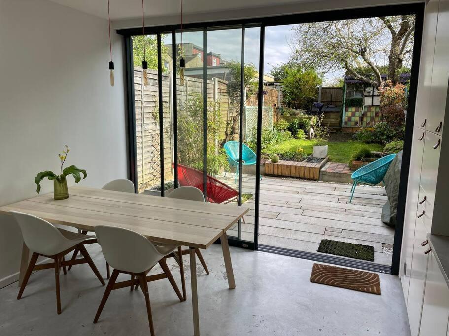 Enchanting 3 Bedroom House With Garden In Leyton Semesterbostad *