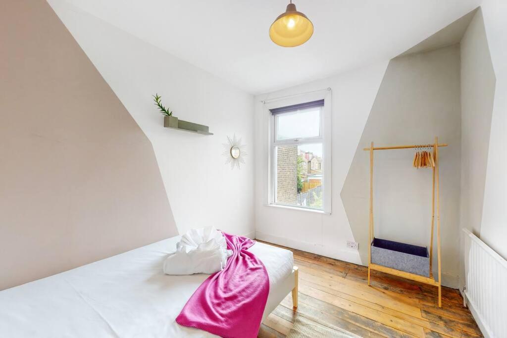 Semesterbostad Enchanting 3 Bedroom House With Garden In Leyton London