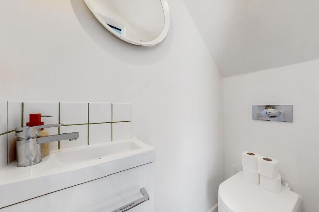 Enchanting 3 Bedroom House With Garden In Leyton Semesterbostad London