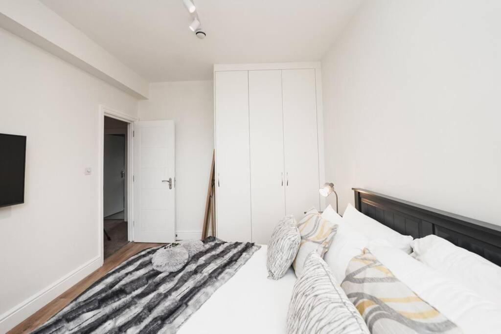 Newly Renovated Modern 4 Bed 3 Bath Lägenhet