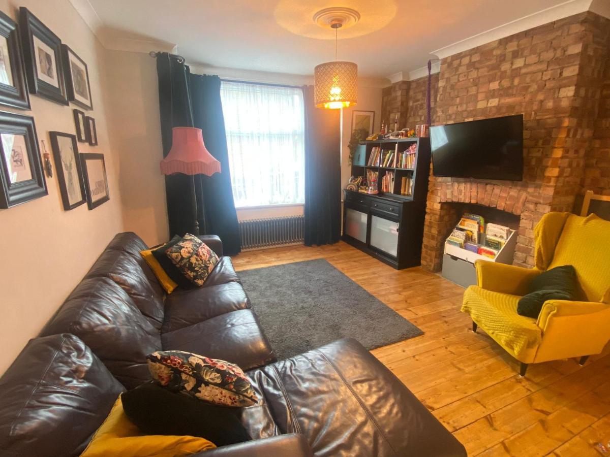 Three Bedroom Family With Garden In Walthamstow *