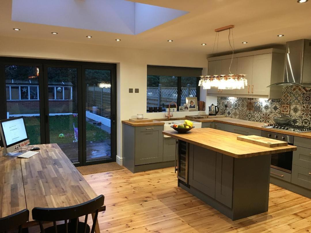 Three Bedroom Family With Garden In Walthamstow Holiday home