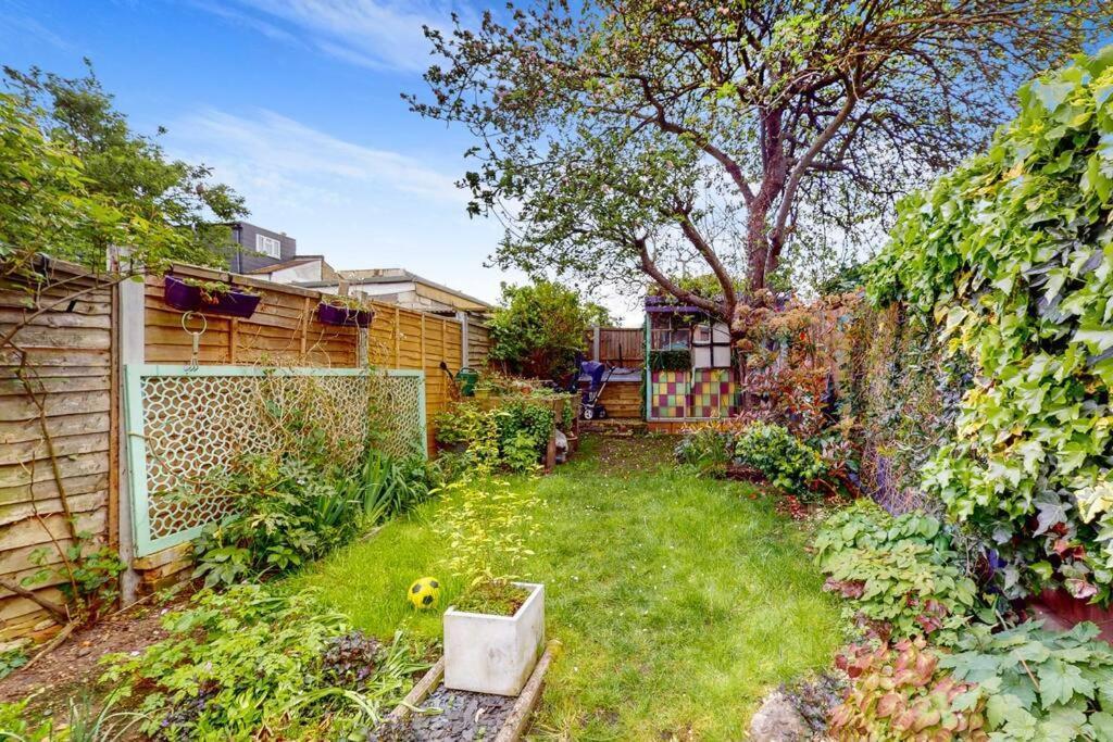 Enchanting 3 Bedroom House With Garden In Leyton Semesterbostad *