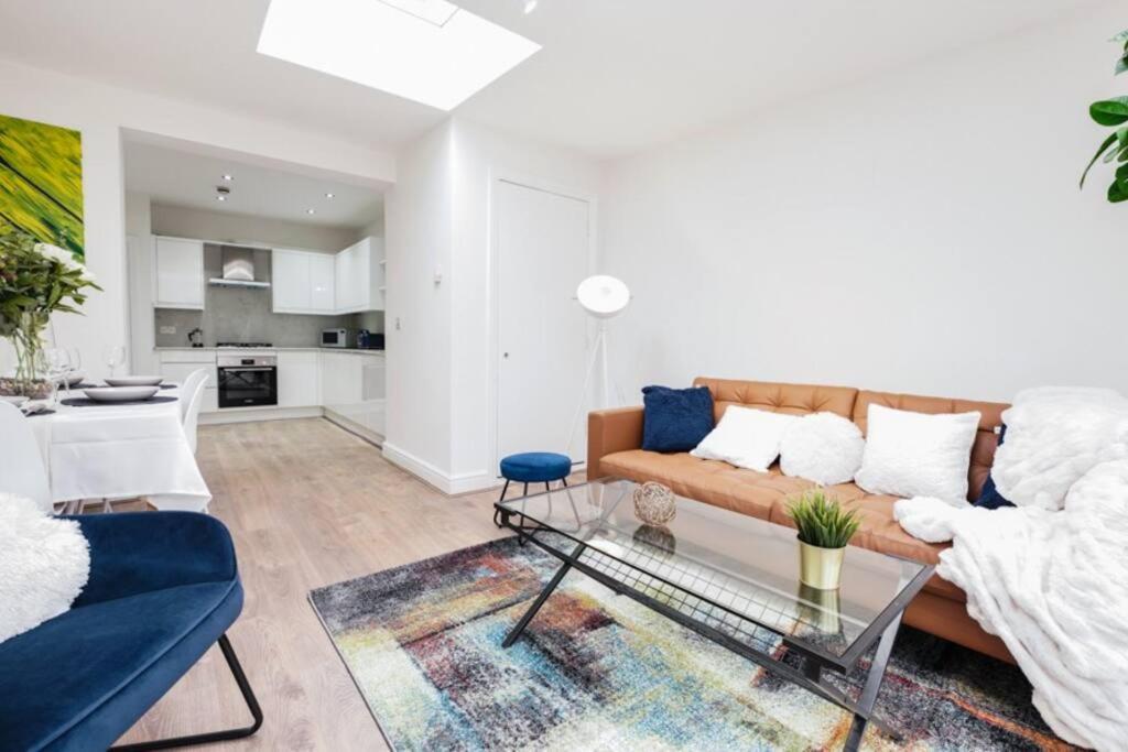 Newly Renovated Modern 4 Bed 3 Bath Lägenhet