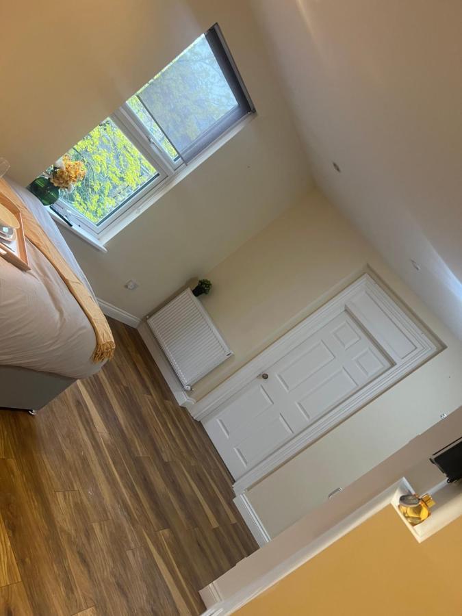 Large Modern Studio Flat Appartement Londen
