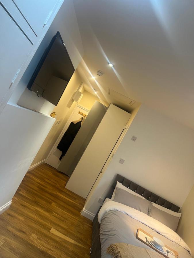 Large Modern Studio Flat *