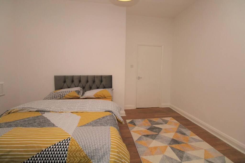 Ideal 2 Bed Flat Close To City Apartment *