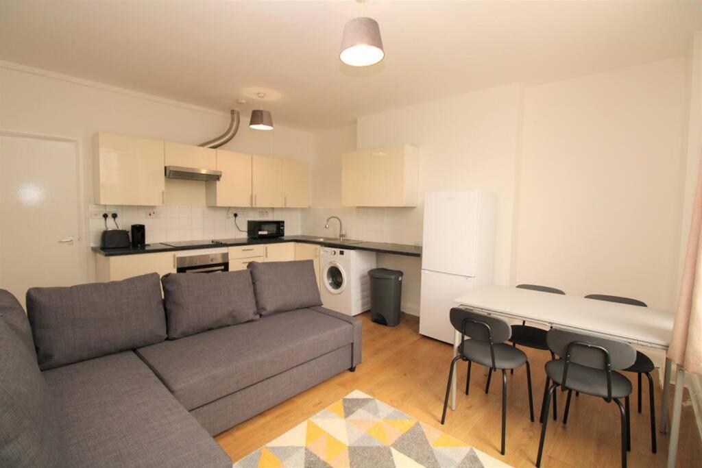 Apartment Ideal 2 Bed Flat Close To City *
