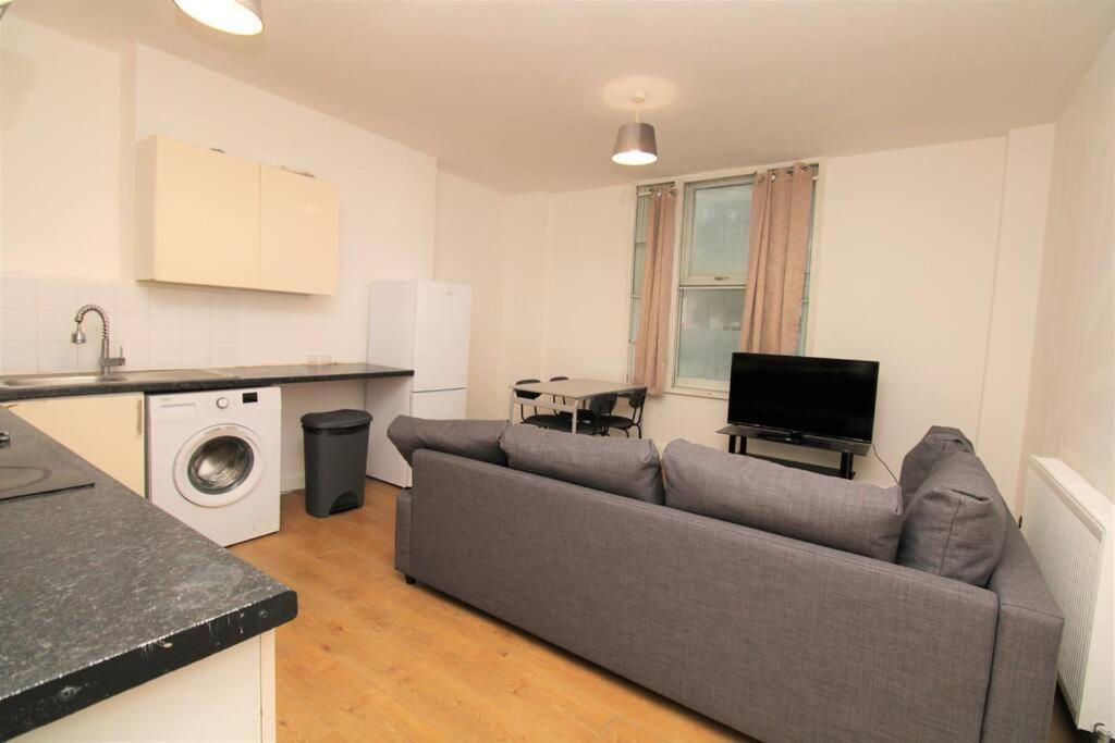 Ideal 2 Bed Flat Close To City Apartment *