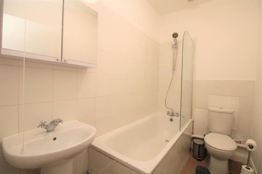 Ideal 2 Bed Flat Close To City Apartment London